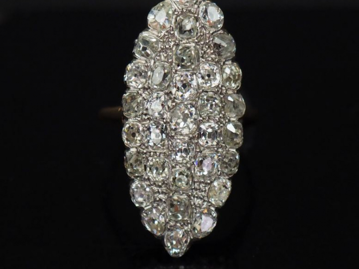 Bague marquise ornée de 32 brillants, monture or jaune. Poids tel. 8,7