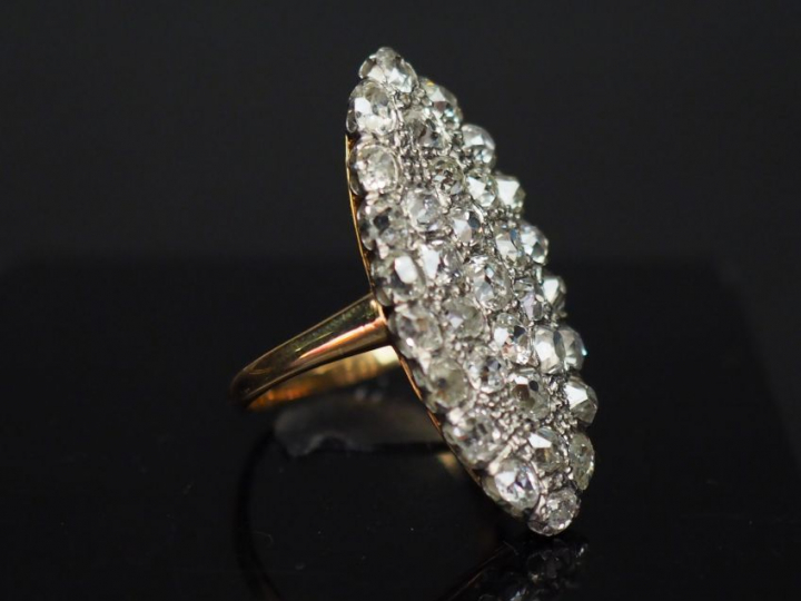 Bague marquise ornée de 32 brillants, monture or jaune. Poids tel. 8,7