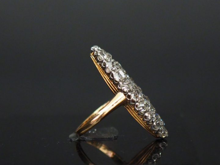 Bague marquise ornée de 32 brillants, monture or jaune. Poids tel. 8,7