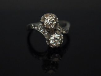 Vente aux enchères Bague Toi et Moi en platine, ornée de diamants taille ancienne de 0,35