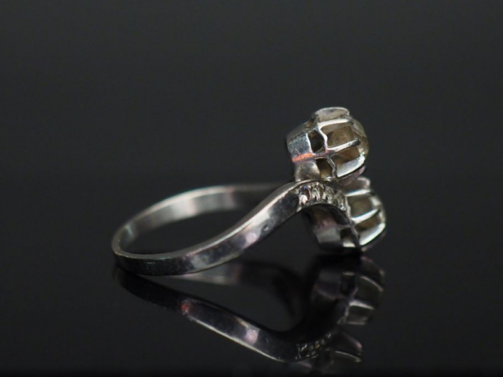 Bague Toi et Moi en platine, ornée de diamants taille ancienne de 0,35