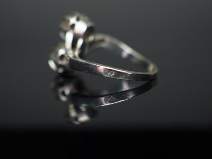 Bague Toi et Moi en platine, ornée de diamants taille ancienne de 0,35