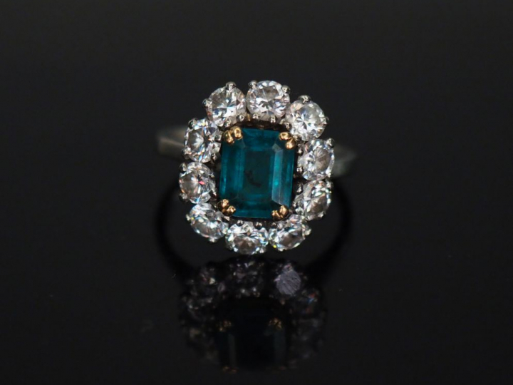Bague marguerite émeraude entourée de 10 diamants taille moderne, mont