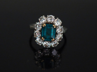 Vente aux enchères Bague marguerite émeraude entourée de 10 diamants taille moderne, mont