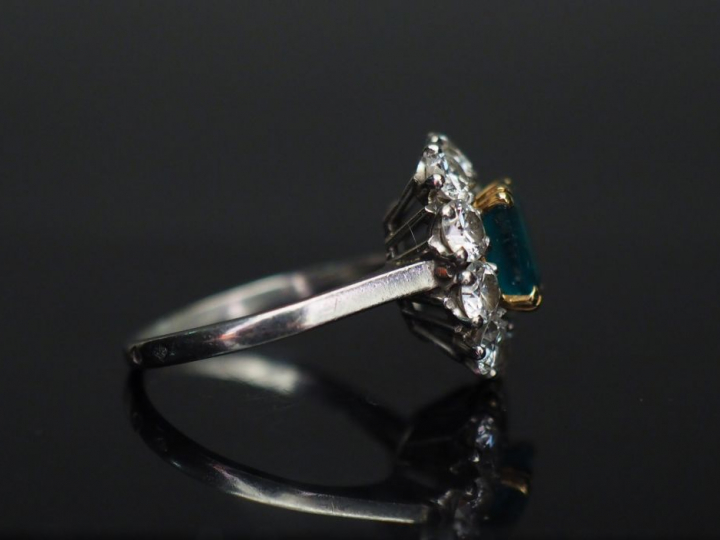 Bague marguerite émeraude entourée de 10 diamants taille moderne, mont