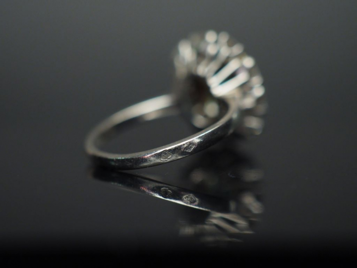 Bague marguerite émeraude entourée de 10 diamants taille moderne, mont