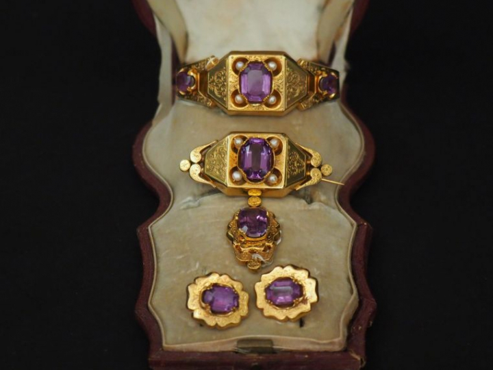 Parure Napoléon III en or, améthystes et perles comprenant un bracelet