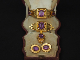 Vente aux enchères Parure Napoléon III en or, améthystes et perles comprenant un bracelet