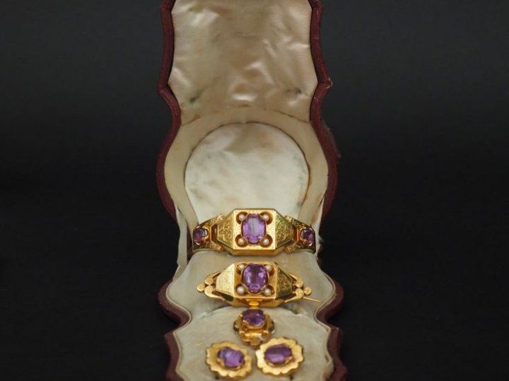 Parure Napoléon III en or, améthystes et perles comprenant un bracelet
