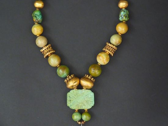 Superbe collier de créateur, à décor de turquoises, perle baroque et p