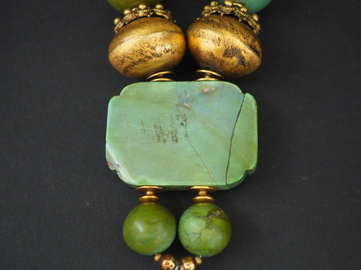 Superbe collier de créateur, à décor de turquoises, perle baroque et p