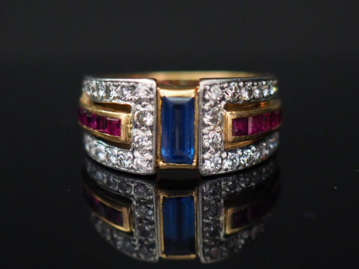 Bague en or jaune de style Art Déco, saphir taille émeraude, pavage de