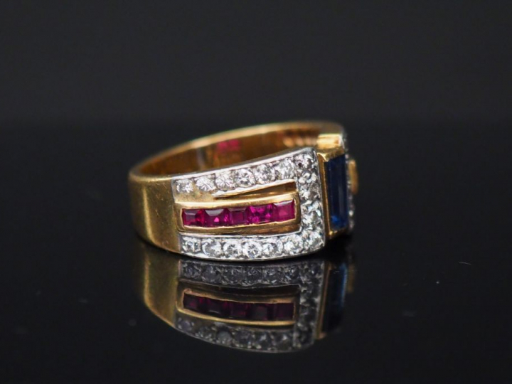 Bague en or jaune de style Art Déco, saphir taille émeraude, pavage de