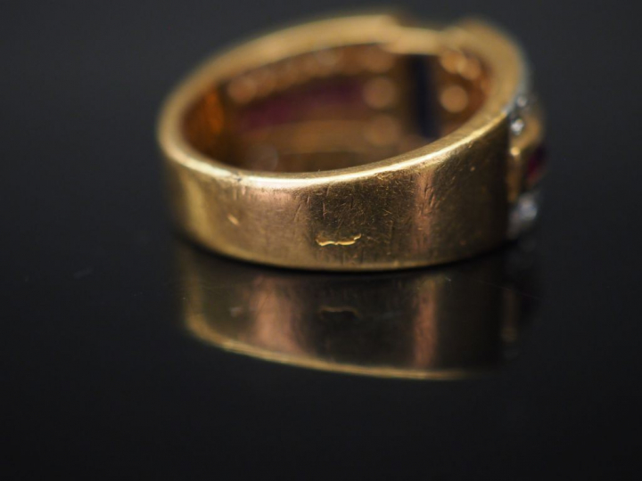 Bague en or jaune de style Art Déco, saphir taille émeraude, pavage de