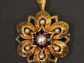 Vente aux enchères Pendentif transformable en broche Napoléon III en or jaune, perles et 