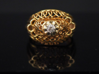 Vente aux enchères Bague de style 1940 en or jaune 14k, sertie en son centre d'un petit d