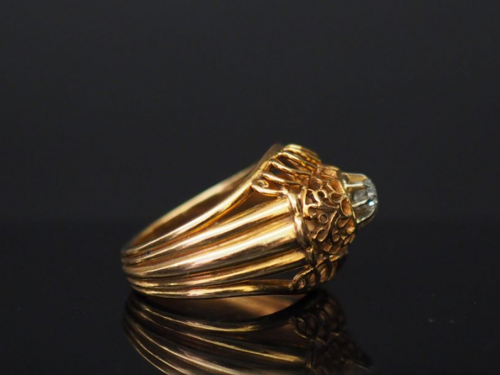 Bague de style 1940 en or jaune 14k, sertie en son centre d'un petit d