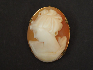 Vente aux enchères Broche transformable en pendentif, ornée d'un camée figurant une jeune