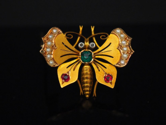 Vente aux enchères Broche 1900 en or en forme de papillon agrémentée de perles, de rubis 