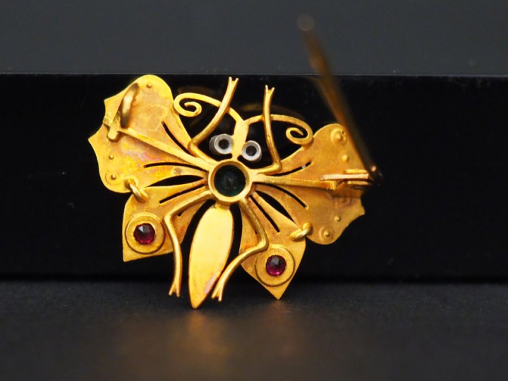 Broche 1900 en or en forme de papillon agrémentée de perles, de rubis 