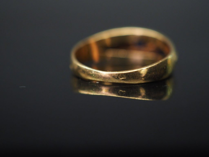 Bague en or jaune et pierre de couleur. Poids tel : 2,46 g