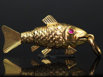 Vente aux enchères Poisson pendentif articulé en or jaune et pierres de couleur. Poids te