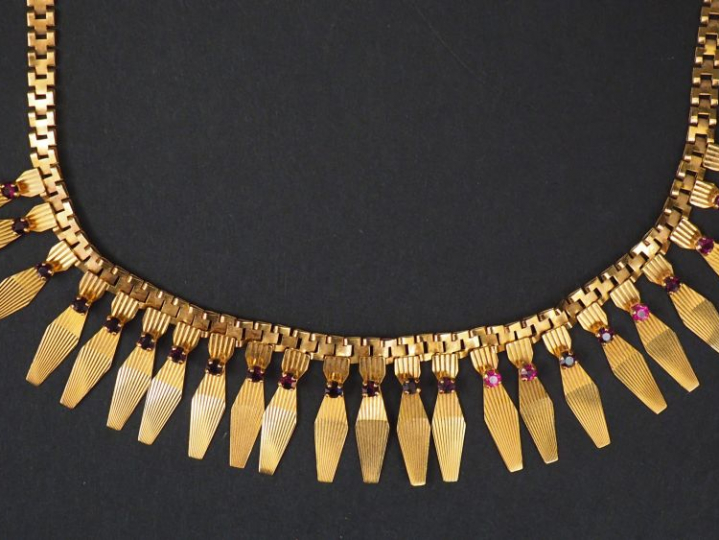 Collier draperie en or jaune agrémenté de pierres de couleur. Poids te