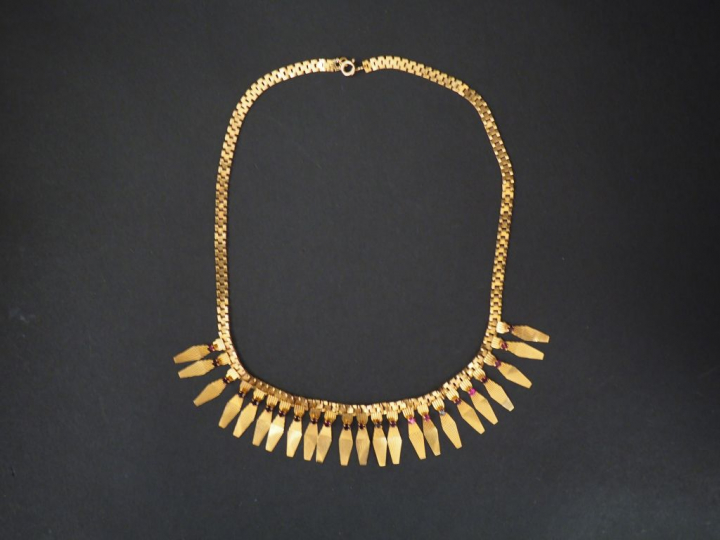Collier draperie en or jaune agrémenté de pierres de couleur. Poids te