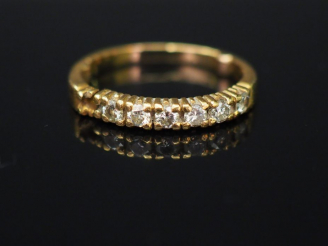 Vente aux enchères Demi-alliance en or jaune et six diamants (manque un diamant)