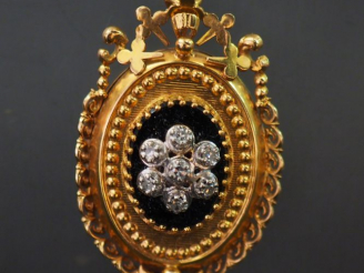 Vente aux enchères Pendentif Napoléon III en or jaune, onyx et pierres imitant le diamant