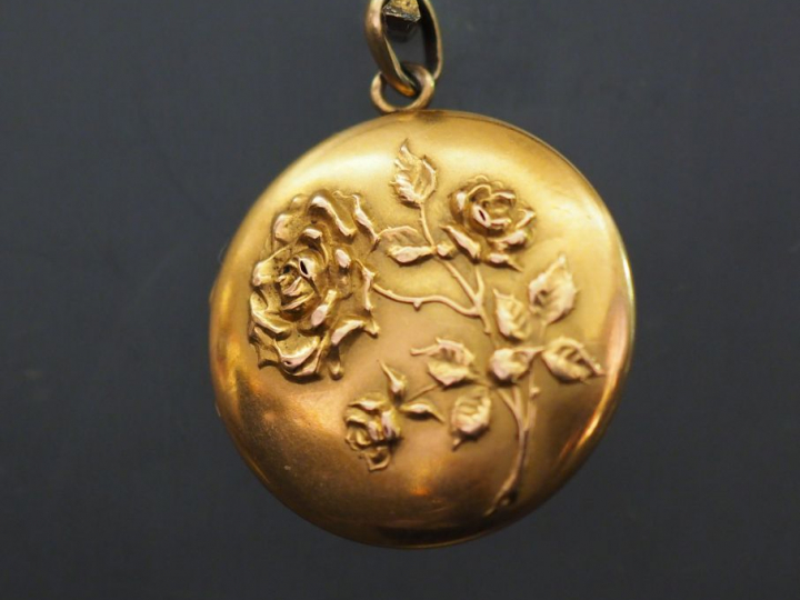 Pendentif Napoléon III en or, à décor de roses.  Poids tel. 4,21 g