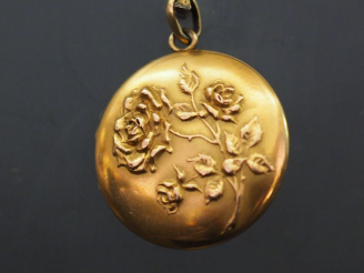 Vente aux enchères Pendentif Napoléon III en or, à décor de roses.  Poids tel. 4,21 g