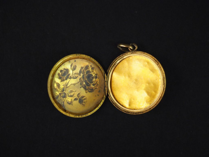 Pendentif Napoléon III en or, à décor de roses.  Poids tel. 4,21 g