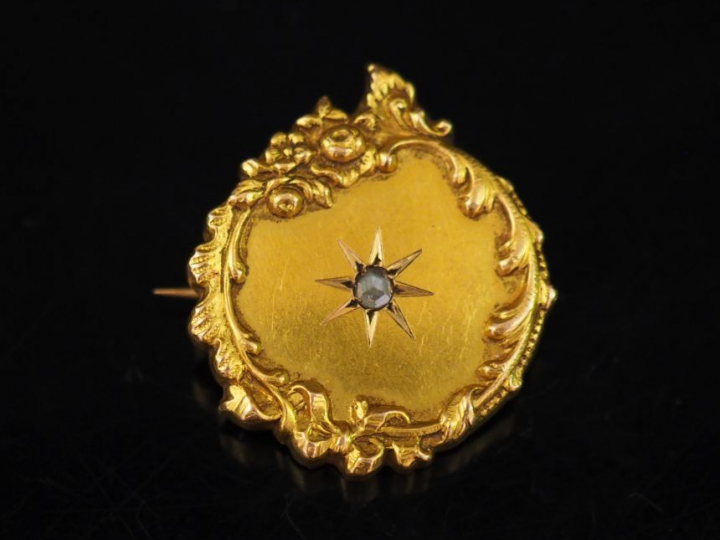 Broche Napoléon III en or jaune, orné en son centre d'un diamant taill