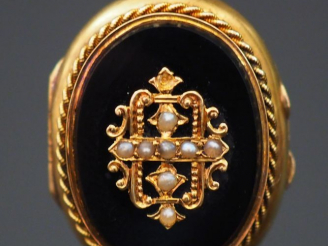 Vente aux enchères Pendentif Napoléon III en or, onyx et perles. Poids tel. 7,77 g