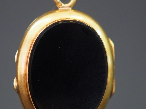 Pendentif Napoléon III en or, onyx et perles. Poids tel. 7,77 g