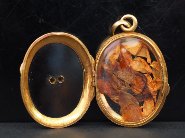 Pendentif Napoléon III en or, onyx et perles. Poids tel. 7,77 g