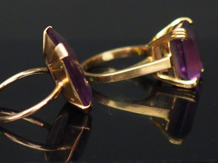 Deux bagues en or et améthystes. Poids : 11,24 g