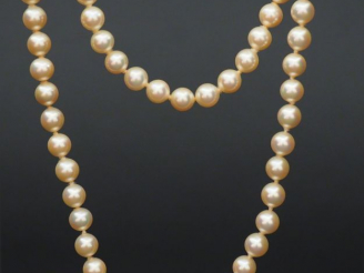 Vente aux enchères Collier de perles fantaisie.