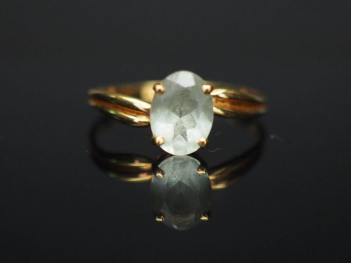 Bague en or jaune et aigue marine.  Poids tel : 1,57 g