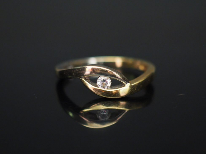 Bague en or jaune ajouré et petits diamants.  Poids : 3,03 g