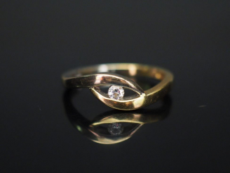 Vente aux enchères Bague en or jaune ajouré et petits diamants.  Poids : 3,03 g