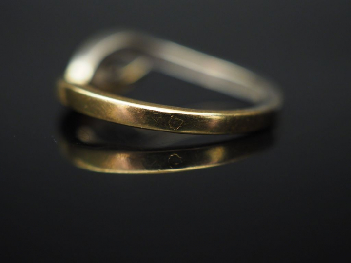 Bague en or jaune ajouré et petits diamants.  Poids : 3,03 g