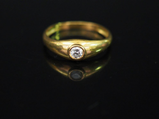 Vente aux enchères Bague jonc en or jaune, sertie en son centre d'un petit diamant de 0,0