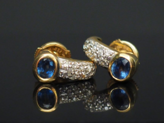 Vente aux enchères Paire de perce oreilles en or jaune, brillants et saphirs. Poids tel :