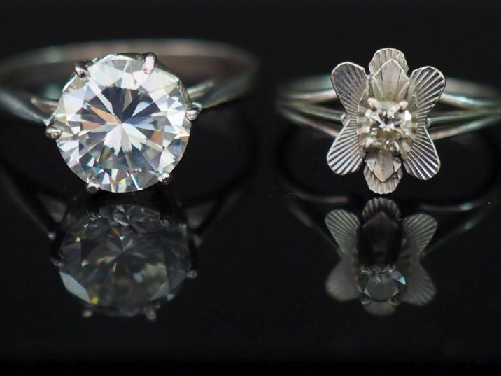 Bague en or blanc, sertie en son centre d'un petit diamant de 0,12 ct 