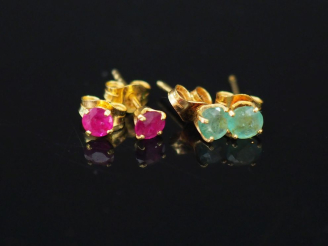 Vente aux enchères Deux paires de puces d'oreilles en or jaune et pierres de couleurs. Po