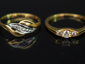 Vente aux enchères Ensemble comprenant :  - une bague en or jaune, sertie en son centre d