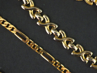 Vente aux enchères Chaine en métal doré, maille anglaise.  On y joint un petit bracelet e
