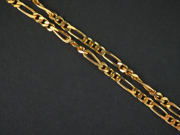 Chaine en métal doré, maille anglaise.  On y joint un petit bracelet e